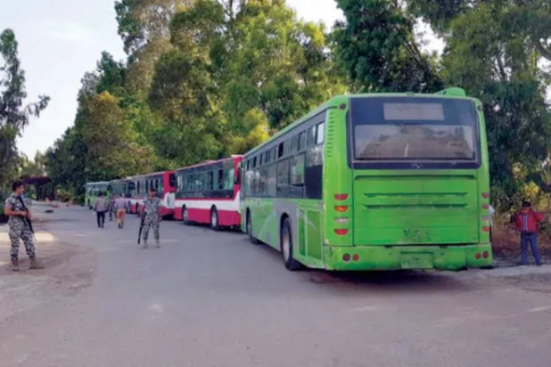 عناصر من الأمن العام اللبناني يشرفون على عودة قافلة من النازحين السوريين في شهر يونيو عام 2019 (الوكالة الوطنية)