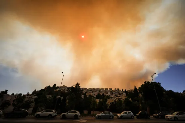 دخان ناجم عن حرائق غابات بالقرب من «جفعات يعاريم» على مشارف القدس 16 أغسطس 2021 (رويترز)