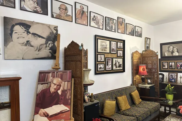 على هذه الكنبة كان يجلس نعيمة وقد حوّلت سهى كل زاوية إلى ذكرى (الشرق الأوسط)