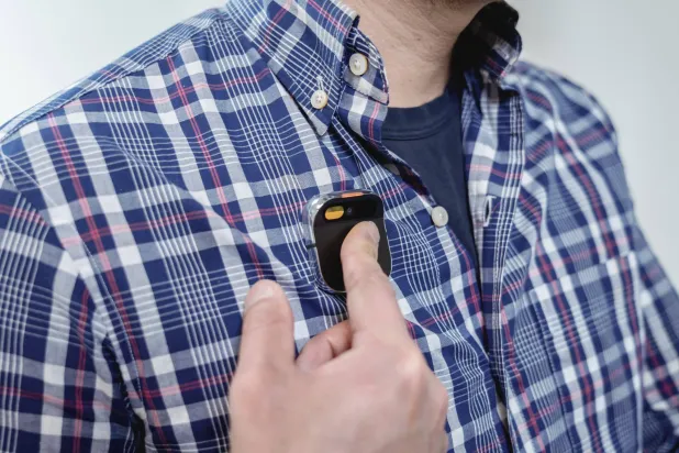 يوضع «إيه آي بن» على الملابس