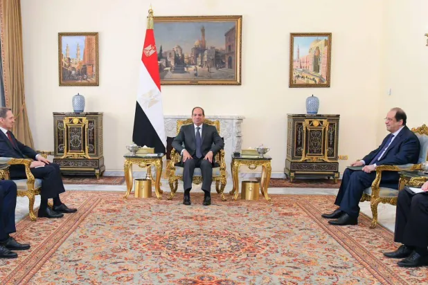 الرئيس عبد الفتاح السيسي خلال لقائه سيرغي ناريشكين والوفد المرافق له بحضور اللواء عباس كامل رئيس المخابرات العامة (الرئاسة المصرية)