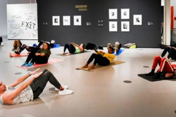 أشخاص يمارسون التمارين الرياضية في هولندا (رويترز)