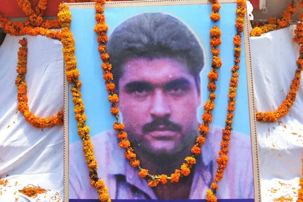 صورة الجاسوس الهندي سارابجيت سينغ خلال تشييع جنازته (وسائل إعلام باكستانية)