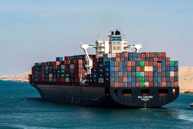 سفينة حاويات تمر عبر قناة السويس المصرية (أ.ف.ب)