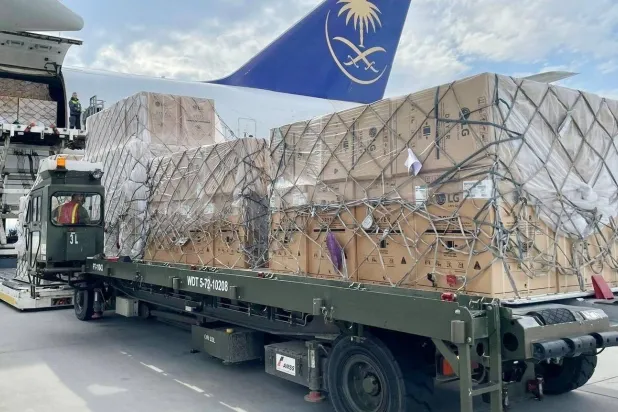 الطائرة الإغاثية السعودية في مطار زوسوف البولندي (واس)