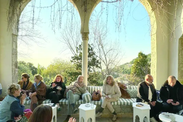 جلسة في باحة البيت الخارجية (فيسبوك)