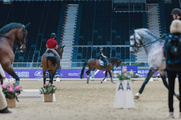 تقام البطولة بمشاركة 51 فارساً وفارسة بـ60 جواداً يمثلون 24 دولة (الشرق الأوسط)