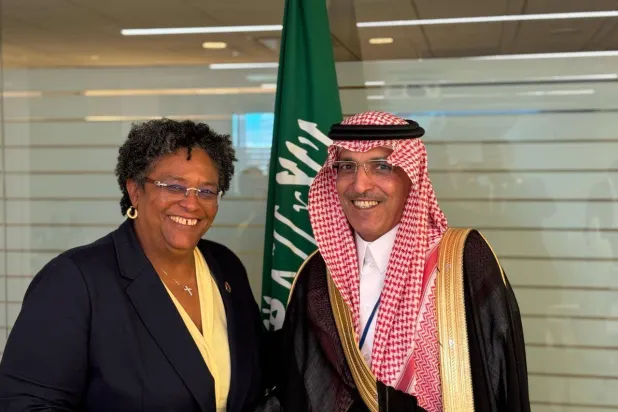 وزير المالية السعودي خلال اجتماعه مع رئيسة وزراء باربادوس (حساب الوزير على منصة إكس)
