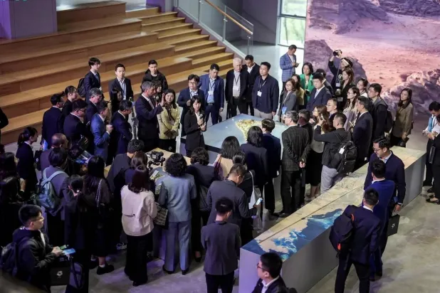 رجال أعمال صينيون يطلعون على مشاريع منطقة نيوم السعودية (الشرق الأوسط)