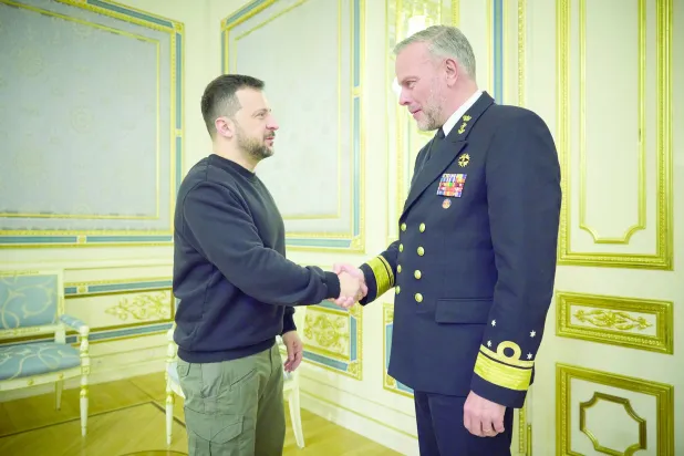 الرئيس الأوكراني فولوديمير زيلينسكي مستقبلاً قائد اللجنة العسكرية الخاصة بالحلف الأطلسي في كييف (الرئاسة الأوكرانية)