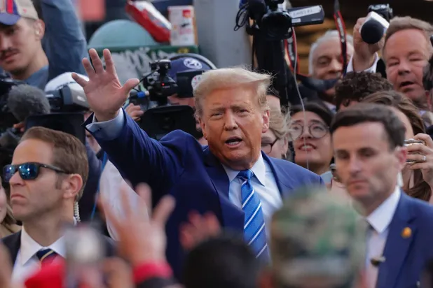 الرئيس السابق دونالد ترمب في مانهاتن يوم 15 أبريل (أ.ف.ب)