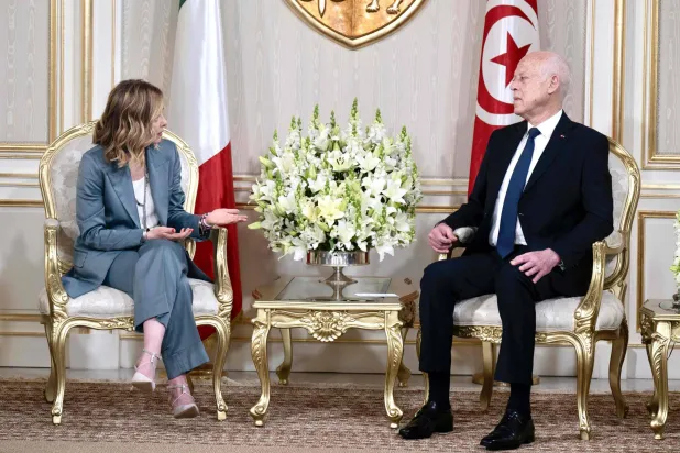 الرئيس قيس سعيد مستقبلاً رئيسة وزراء إيطاليا بالقصر الرئاسي (أ.ف.ب)