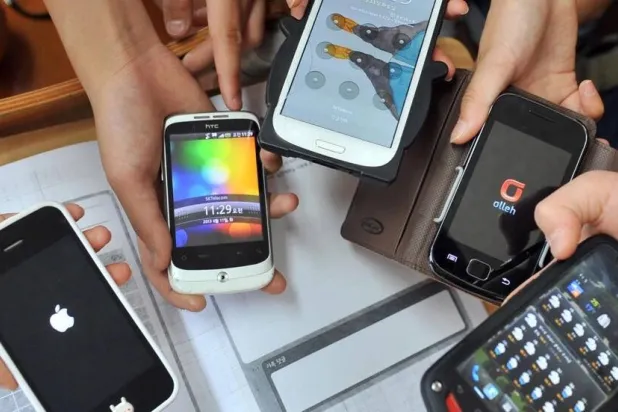 الهواتف الذكية والشاشات تؤثر سلباً على النمو الطبيعي للأطفال (أ.ف.ب)