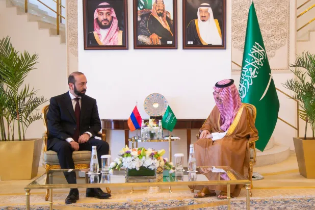 الأمير فيصل بن فرحان خلال استقباله أرارات ميرزويان في مقرّ الخارجية السعودية بالرياض (واس)