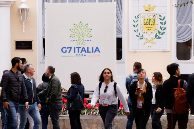 أشخاص يمرون بجوار فندق «غراند هوتيل كويسيسانا» حيث تنعقد اليوم الأربعاء 17 أبريل 2024 قمة وزراء خارجية مجموعة السبع في كابري بإيطاليا... الصورة ملتقطة أمس الثلاثاء 16 أبريل 2024 (رويترز)