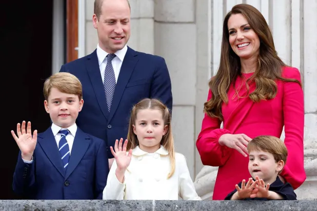 غاب الأمير ويليام عن ارتباطاته الرسمية منذ إعلان إصابة كيت بالسرطان في محاولة من الزوجين وأطفالهما الثلاثة الصغار للتأقلم مع تأثير هذه الصدمة (رويترز)