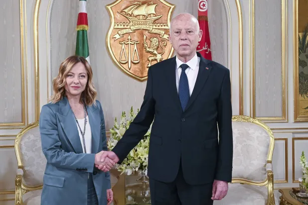 صورة قدمتها الرئاسة التونسية تُظهر الرئيس التونسي قيس سعيد يصافح رئيسة الوزراء الإيطالية جورجيا ميلوني في تونس الأربعاء 17 أبريل 2024 (أ.ب)
