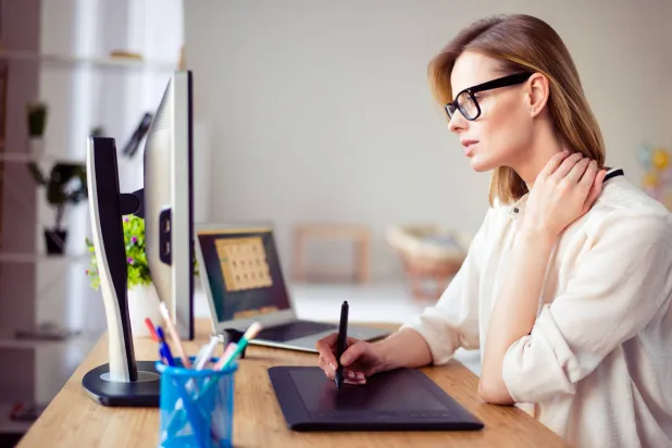 «الرقبة التقنية»... آلامها تمتد إلى سائر الجسم