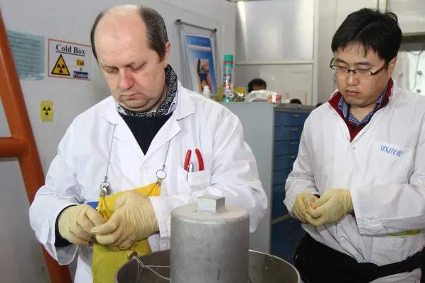 مفتش من «الوكالة الدولية للطاقة الذرية» يُجري فحصاً بالمحطة النووية في «نطنز» يوم 20 يناير 2014 (أ.ف.ب)