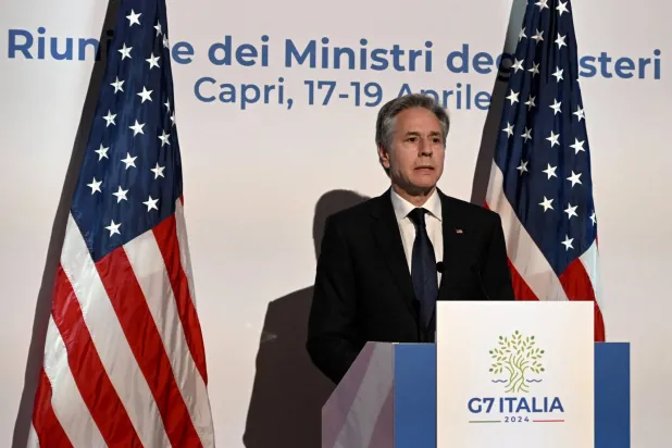 وزير الخارجية الأميركي أنتوني بلينكن خلال مؤتمر صحافي في اليوم الأخير من اجتماع وزراء خارجية مجموعة السبع في جزيرة كابري الإيطالية في 19 أبريل 2024 (أ.ف.ب)