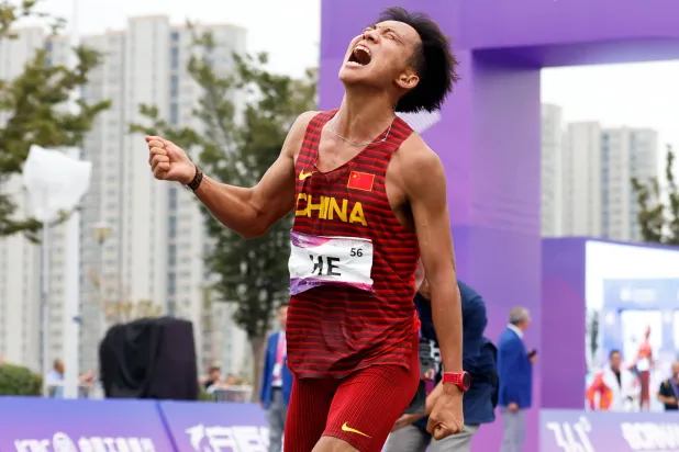 العداء الصيني هي جي (غيتي)