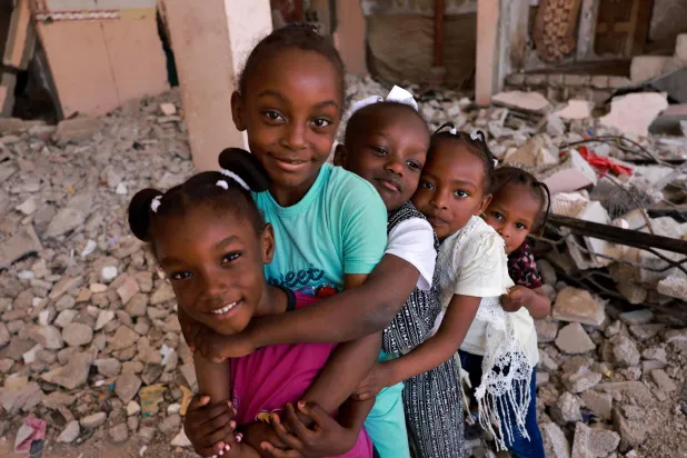 أطفال فلسطينيون في رفح بجنوب قطاع غزة اليوم الجمعة (أ.ف.ب)