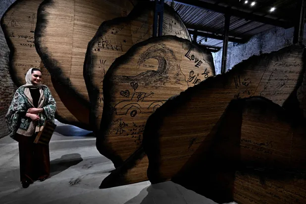 جانب من عمل الفنانة 
منال الضويان
نطقت الرمال فتحرك الصوت
 في الجناح السعودي ببينالي فينيسيا 2024 (أ.ف.ب)