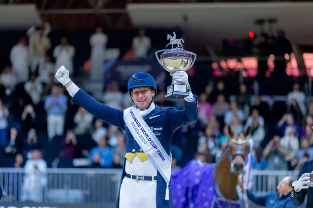 الفارس السويدي باتريك كيتل خلال تتويجه باللقب العالمي (الشرق الأوسط)