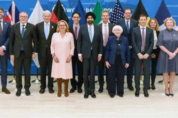 مسؤولو البنك وصندوق النقد الدوليين ووزراء مالية بعض الدول (الموقع الإلكتروني للبنك الدولي)