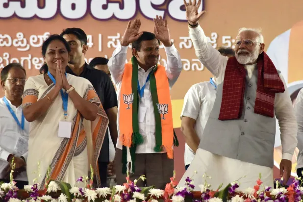 مودي لدى عقده تجمعاً انتخابياً في بنغلور السبت (إ.ب.أ)