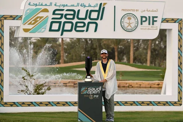 الأميركي كاتلين توّج متوشحاً بالبشت السعودي (الشرق الأوسط)