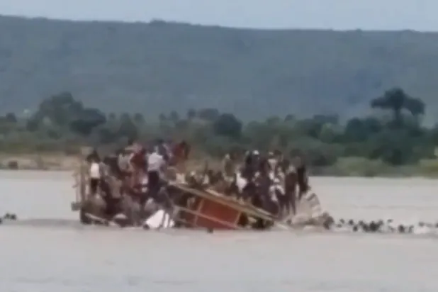 لقطة من الفيديو المتداول على موقع «إكس» للحظة غرق العبّارة