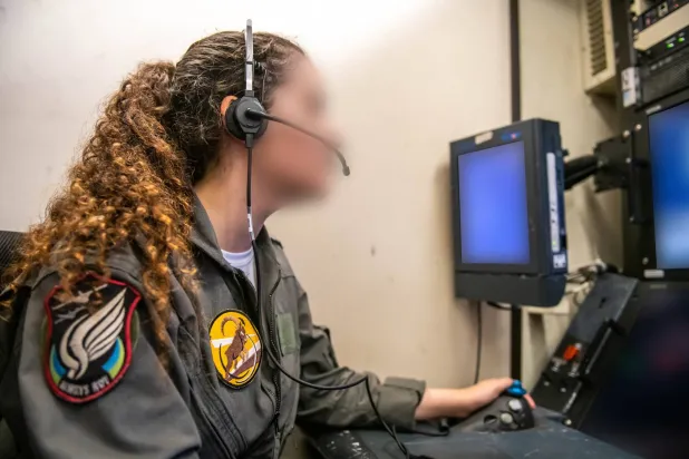 جندية إسرائيلية تشغّل طائرات مسيّرة (موقع الجيش الإسرائيلي)