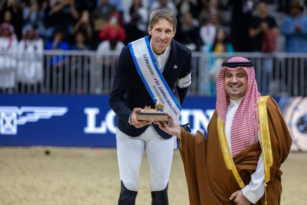 الأمير فهد بن جلوي متوجا الفارس السويدي باللقب العالمي (الشرق الأوسط)