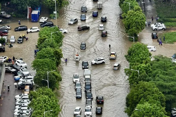 المياه تغمر أحد شوارع إقليم قوانغدونغ بالصين (وسائل إعلام محلية)