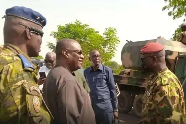 وزير دفاع بوركينا فاسو لدى استقبال نظيره الإيفواري (وكالة أنباء بوركينا فاسو)