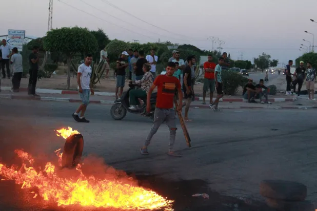 جانب من مواجهات شهدتها شوارع صفاقس التونسية بين شبان تونسيين ومهاجرين أفارقة في يوليو الماضي (أ.ف.ب)