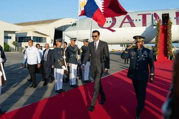 أمير قطر الشيخ تميم بن حمد آل ثاني لدى وصوله اليوم إلى العاصمة الفلبينية مانيلا في مستهل جولة آسيوية (قنا)
