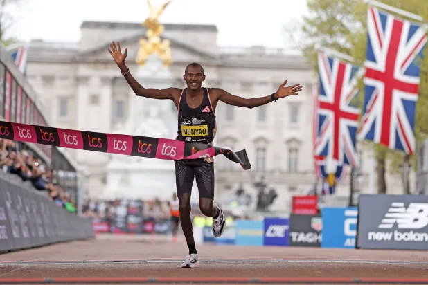 العداء الكيني ألكسندر موتيسو حقق أول ألقابه في لندن (أ.ب)