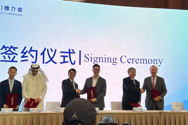 أثناء توقيع الاتفاقية بين «شيري أوتو» الصينية و«سكاي تاورز» السعودية العالمية (الشرق الأوسط)