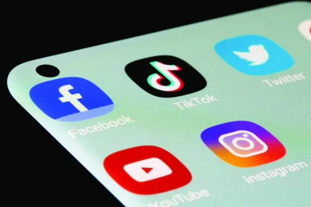 تطبيقات على هاتف جوال (رويترز)