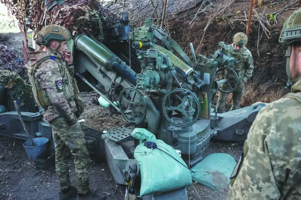 
جنود أوكرانيون يتحضرون لإطلاق النار من مدفع «هاوتزر M777» باتجاه القوات الروسية في دونيتسك (رويترز)