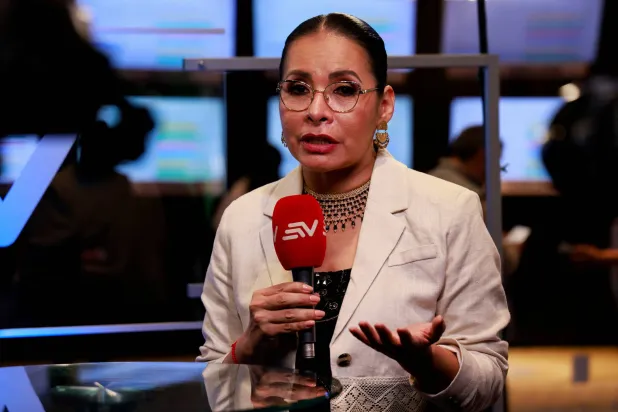 رئيسة المجلس الوطني الانتخابي ديانا أتاماينت تتحدث لوسائل الإعلام عن نتائج الاستفتاء على الإجراءات الأمنية لمكافحة العنف المتزايد (رويترز)