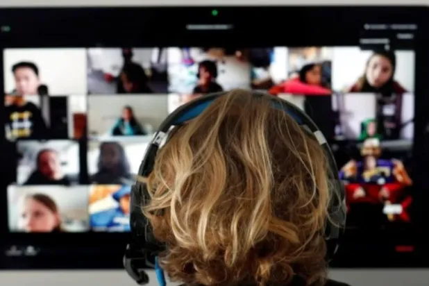رؤية الوجه أثناء مكالمات الفيديو الجماعية تؤدي إلى الإرهاق العقلي (رويترز)