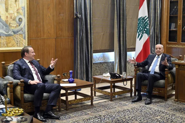 خلال اللقاء الذي جمع مفوض الاتحاد الأوروبي لشؤون التوسع والجوار أوليفير فاريلي مع رئيس البرلمان نبيه بري (إ.ب.أ)