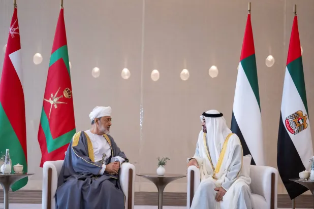 الشيخ محمد بن زايد آل نهيان رئيس دولة الإمارات خلال استقباله السلطان هيثم بن طارق سلطان عمان لدى وصوله المطار الرئاسي في مستهل زيارة دولة للإمارات (رويترز)