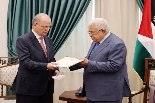 رئيس الوزراء الفلسطيني المكلف محمد مصطفى قدّم (الخميس) برنامج عمل الحكومة وتشكيلتها للرئيس محمود عباس قبل تأديتها اليمين أمامه الأحد المقبل (وفا)