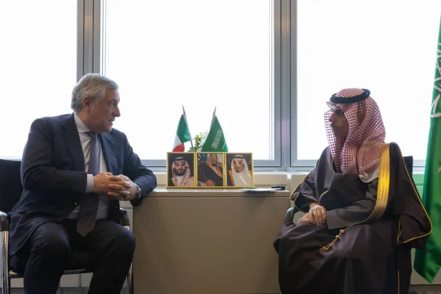 وزير الخارجية السعودي خلال لقائه نظيره الإيطالي في لوكسمبورغ (الخارجية السعودية)