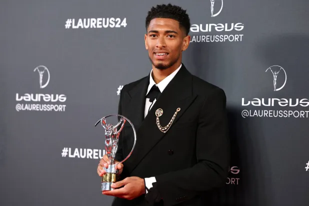 بيلينغهام نجم ريال مدريد حاملاً جائزة لوريوس الرياضية العالمية (رويترز)