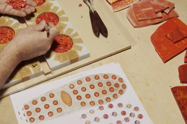 استعرضت ورشات محلية حرفيتها المتجذرة في التاريخ مثل صناع الجندول والزجاج والخشب والموزاييك (تودز)